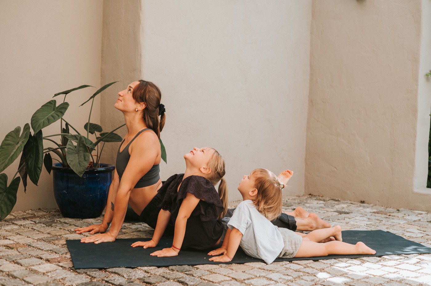 Familienyoga Meditation im Schneidersitz, Angebot für Familien aus Stuttgart