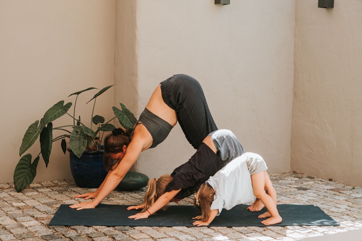 Kinderyoga Ostfildern – Mutter und Kinder gemeinsam in Yoga-Pose