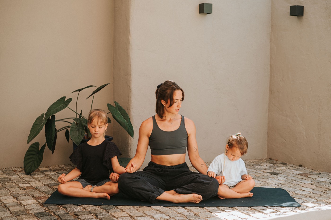 Yoga Asana herabschauender Hund mit Kind im Yogastudio Ostfildern