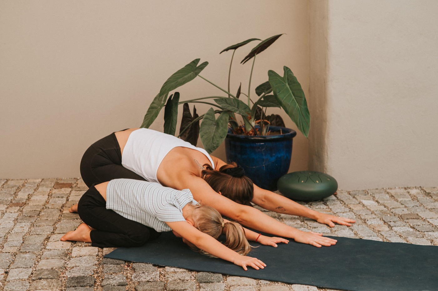 Yoga Namaste-Haltung im Su:Sana Yoga Studio