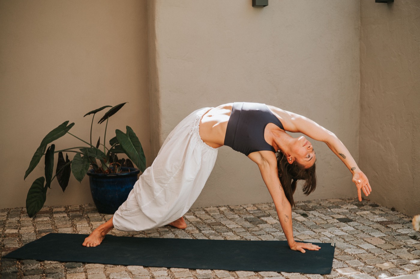 Yoga für Erwachsene in Ostfildern bei Stuttgart – Rückbeuge im Sonnenlicht