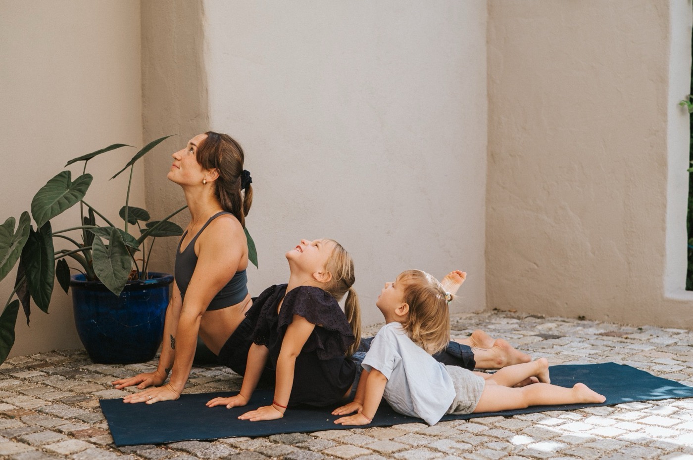 Susanna Josefine Reutter, Yogalehrerin aus Ostfildern, lächelnd im Schneidersitz